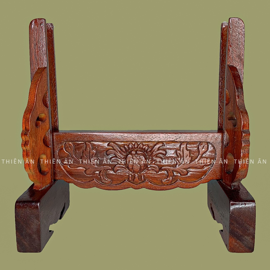 Chân khung hình thờ bằng gỗ giúp khung hình cao hơn 11cm, trang nghiêm hơn có 2 màu
