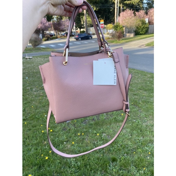 Túi Anne Klein màu hồng đất nhẹ nhàng sang trọng. Màu hiếm lắm ah