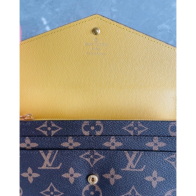 Ví cầm tay da thật, bên trong lót màu vàng, mọi chi tiết như ảnh và video shop chụp