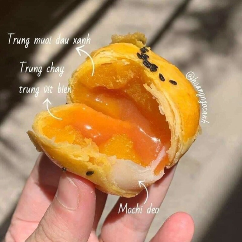 Bánh Trứng Chảy Ngàn Lớp nhân trứng muối tan chảy