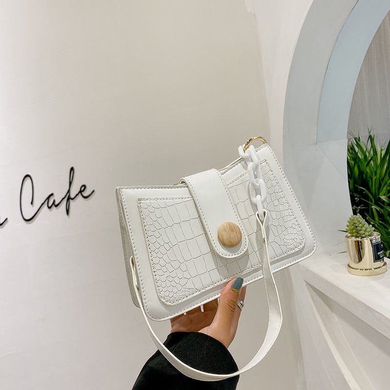 Túi Xách Đeo Dưới Cánh Tay Màu Trắng Phối Dây Xích Dễ Phối Đồ Thời Trang Kiểu Pháp Cho Nữ