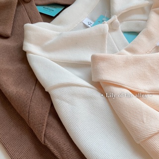 Áo croptop cổ bẻ hở ngực cá tính