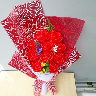 Bó hoa hồng ruy băng dài đỏ