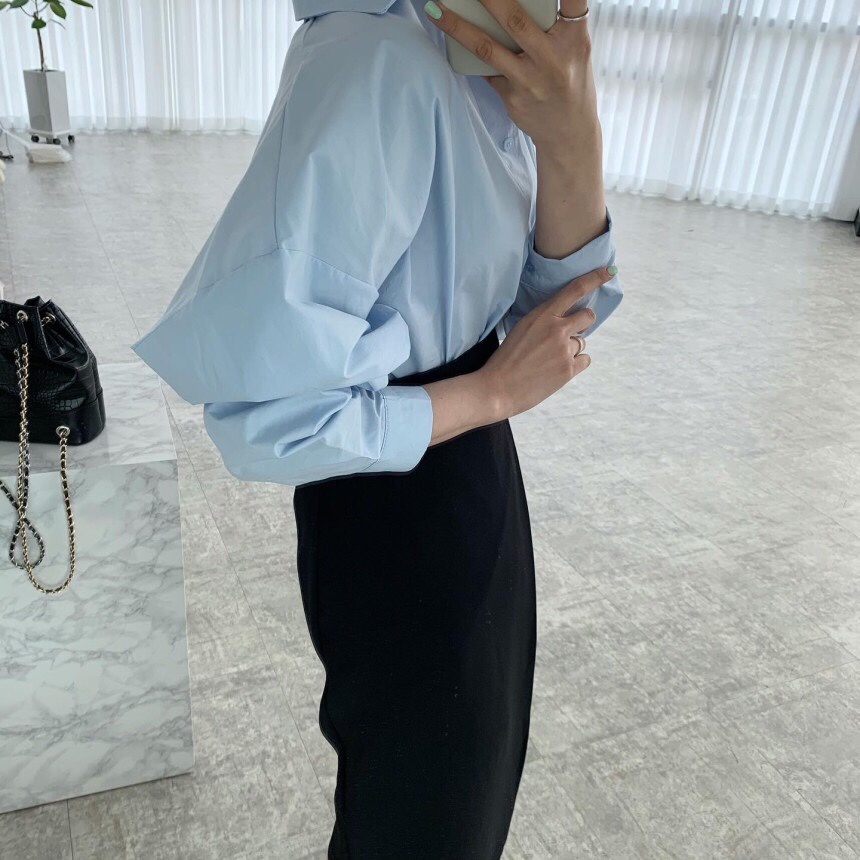 Áo sơ mi trơn xanh dáng rộng dài tay kèm chân váy cạp cao vạt lệch kiểu công sở