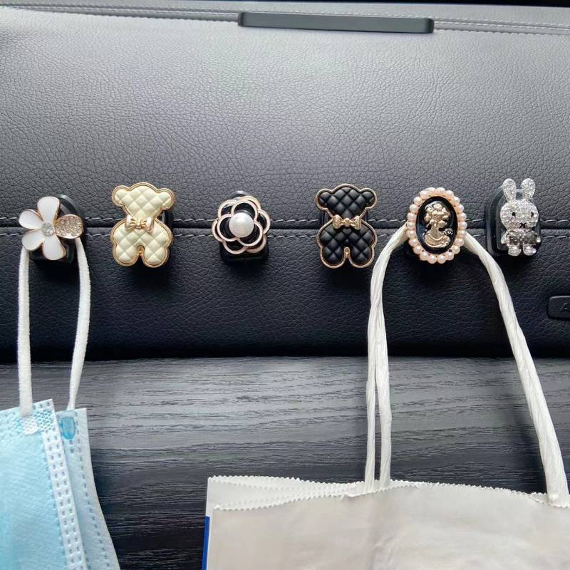 Móc nhỏ treo đồ trang trí nội thất ô tô đẹp mắt cho nữ DBIC