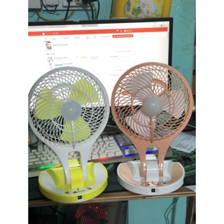 Quạt dùng pin sạc có đèn