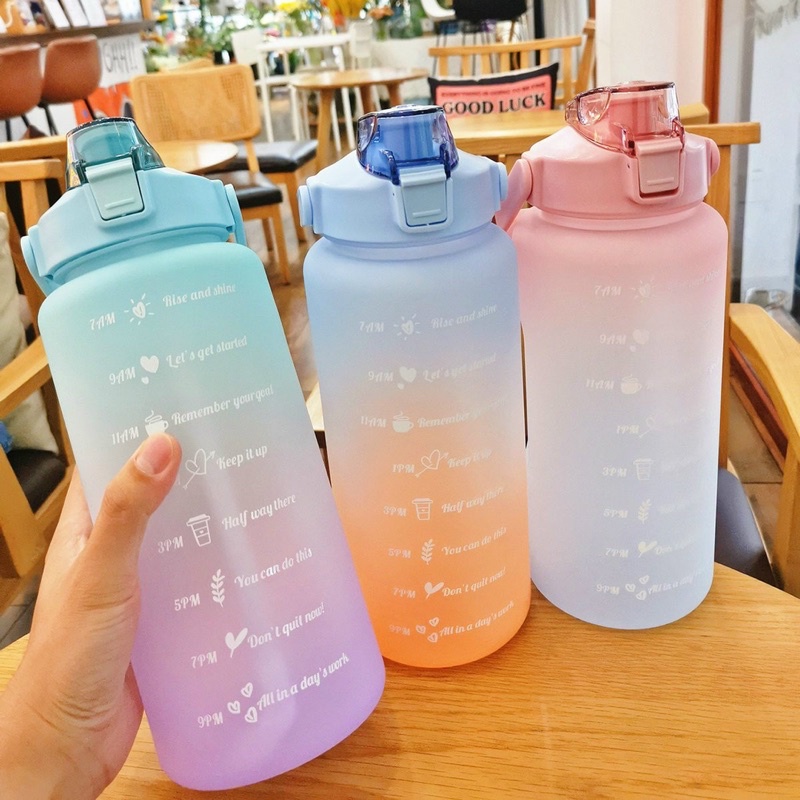 Bình Nước 2L Có Vạch Kẻ Chia Ml Theo Giờ Uống Trong Ngày. Kèm Ống Hút Tiện Lợi