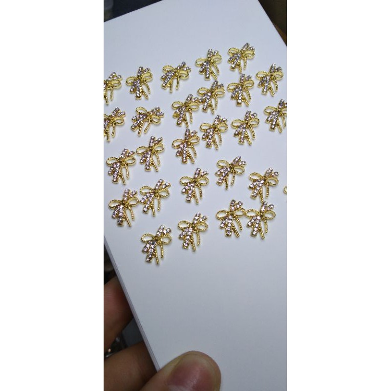 charm nơ đá qd