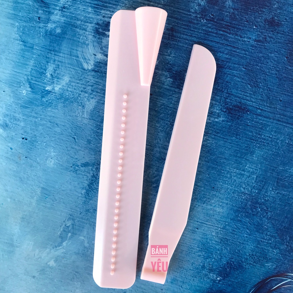 Dụng Cụ Chà Láng Mặt Bánh Kem 2 Cạnh - DC113
