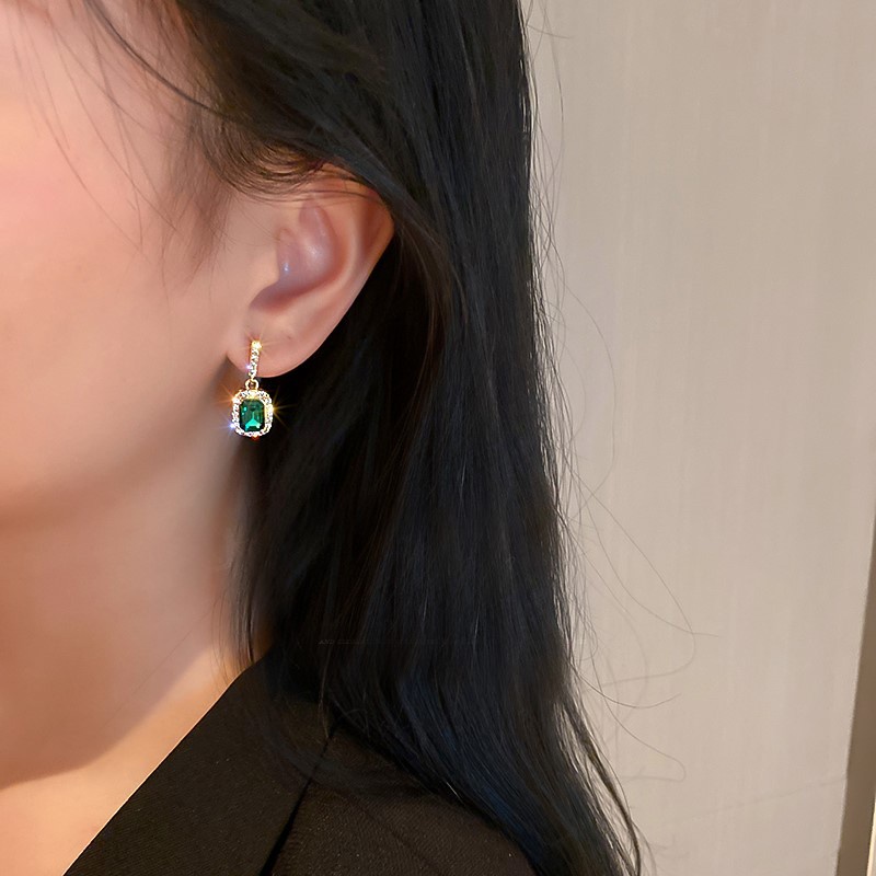 Khuyên Tai Đính Đá Ngọc Lục Bảo Hình Vuông Phong Cách Cổ Điển