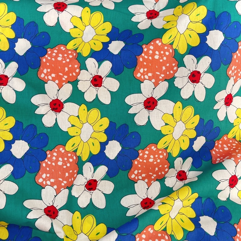 vải thô cotton mịn mát hoa cúc to nhiều màu nền xanh lá