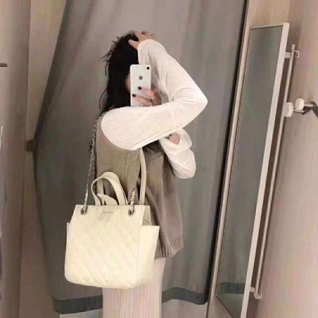 Túi Xách Charles & keith Đeo Chéo Vai Thêu Họa Tiết Kim Cương Sức Chứa Lớn Thời Trang 2022 Cho Nữ