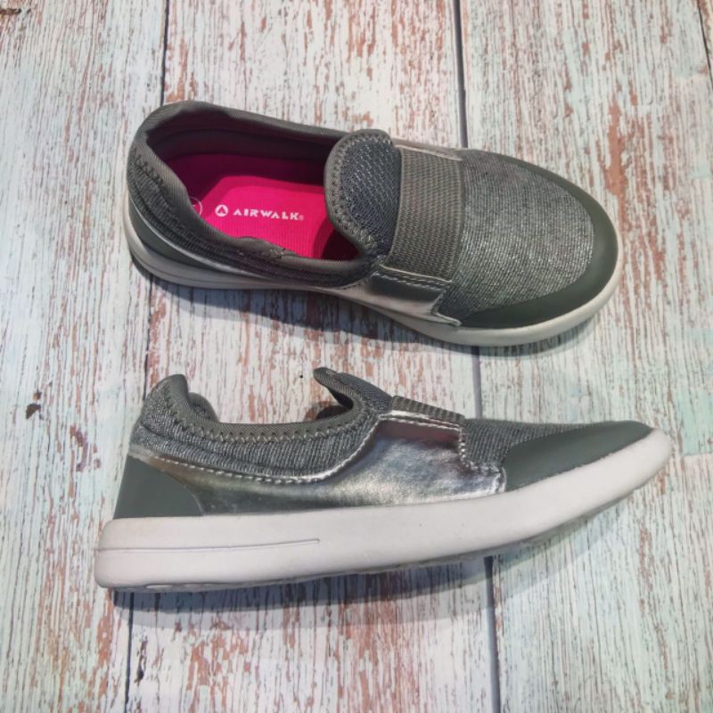 Giày xuất cho bé