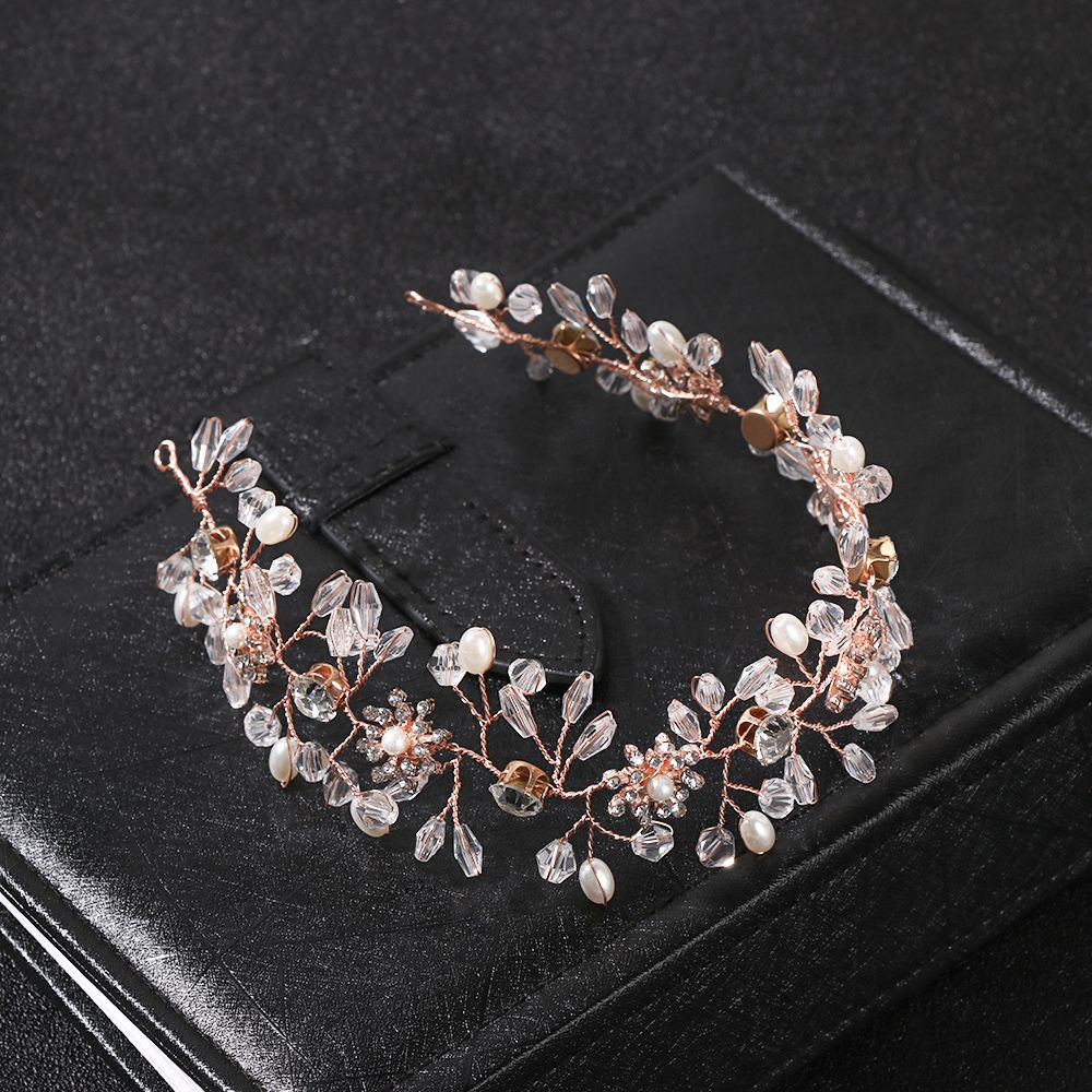 Cài tóc hình vương miện đính ngọc trai thủ công cho cô dâu