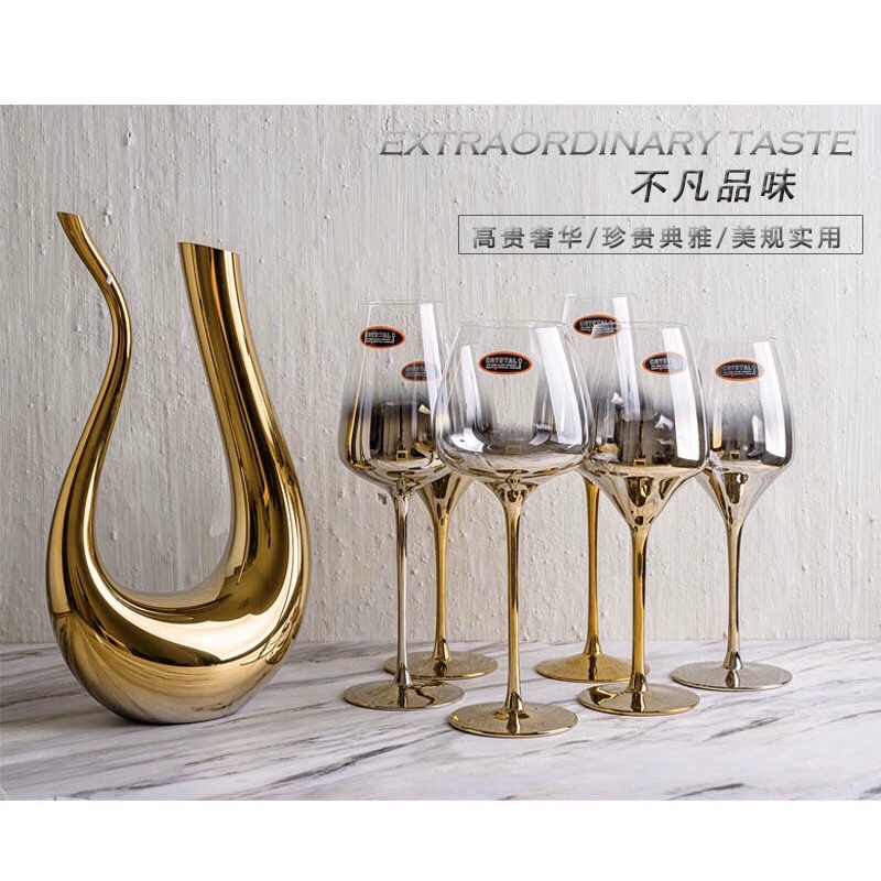 Bình thở và ly rượu vang màu ánh bạc và ánh vàng cao cấp