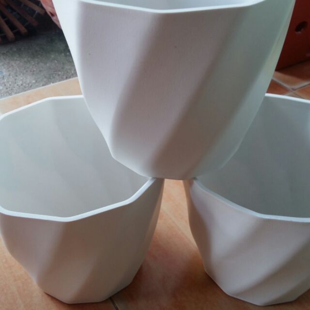 Chậu nhựa xoắn màu trắng rộng 16cm x14cm
