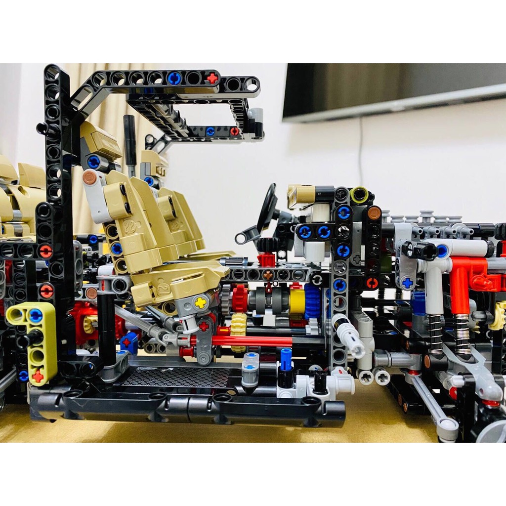 LEGO TECHNIC 42110 - SIÊU XE DÃ CHIẾN LAND ROVER