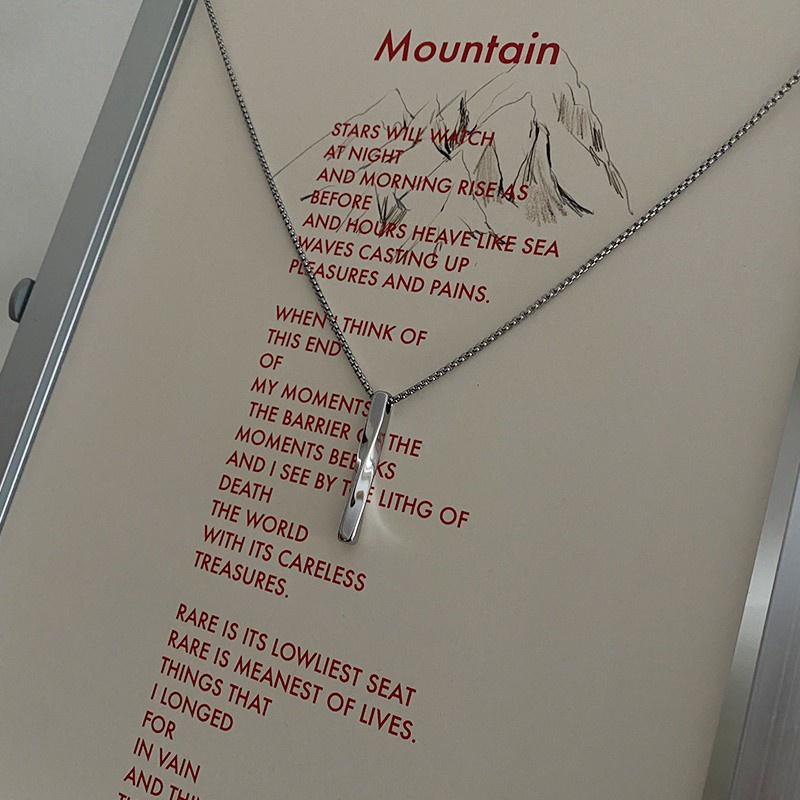 Vòng cổ thiết kế bất đối xứng phong cách hip hop cá tính thời trang