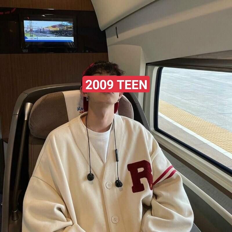 Áo khoác nỉ in chữ R dáng cadigan độc lạ.hangtotgiare98 | BigBuy360 - bigbuy360.vn