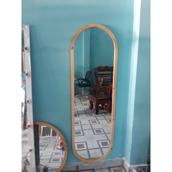 Gương soi toàn thân gỗ thông tự nhiên, dáng oval, chất gương nịnh
