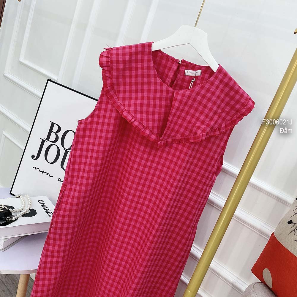 Đầm suông đũi kẻ caro hồng phối cổ bèo sát nách!