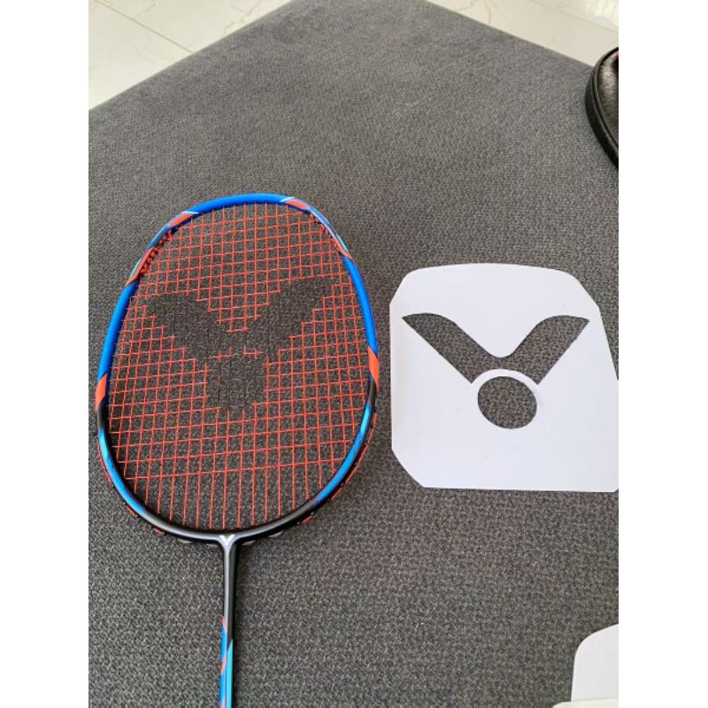 LOGO vợt cầu lông bằng nhựa tặng kèm bút sơn chuyên dụng.