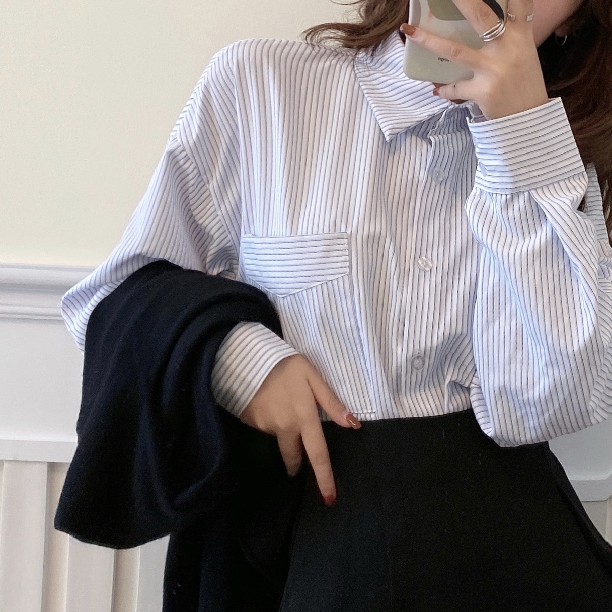 Áo sơ mi tay dài dáng rộng họa tiết kẻ sọc phối túi phong cách đơn giản cho nữ | BigBuy360 - bigbuy360.vn