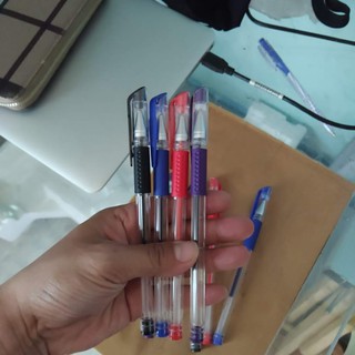 1 cây bút bi mực nước ngòi 0.5mm đủ màu