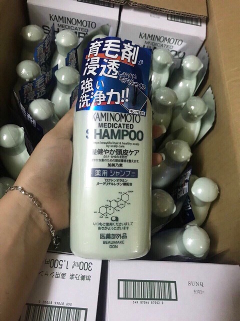 Dầu gội kích thích mọc tóc Kaminomoto Medicated Shampoo 300ml