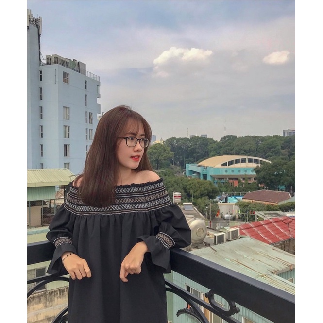Váy đen trễ vai họa tiết thổ cẩm libe