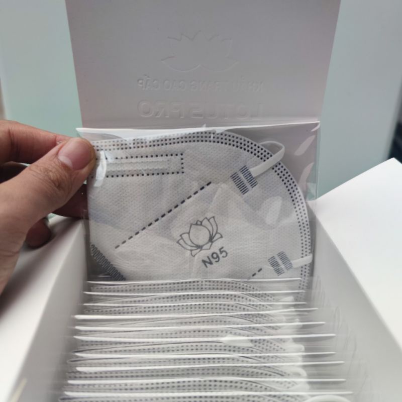 Khẩu trang N95 chính hãng  LOTUS PRO than hoạt tính phủ Nano bạc, 6 lớp kháng khuẩn bảo vệ sức khoẻ ( hộp 20 chiếc )