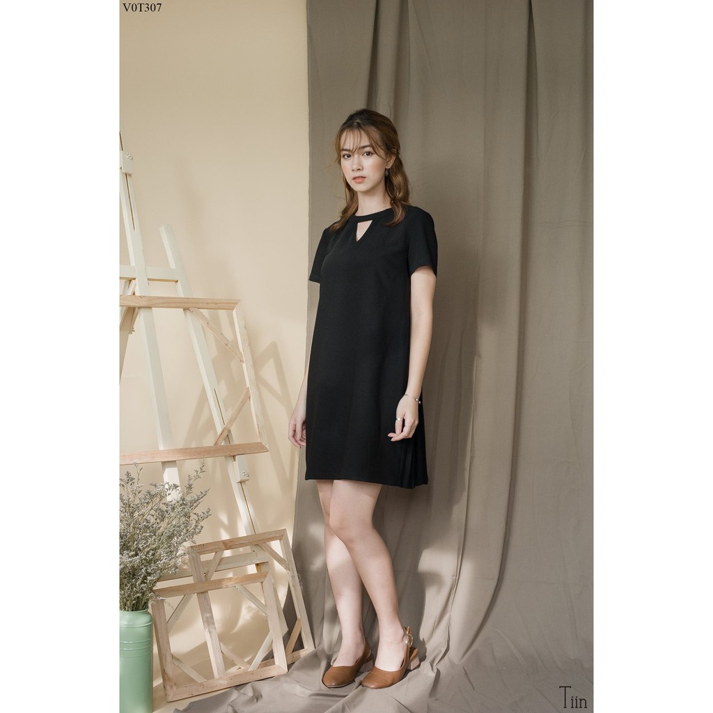 Váy cổ choker dáng suông xếp ly sau TIIN STORE VHN307