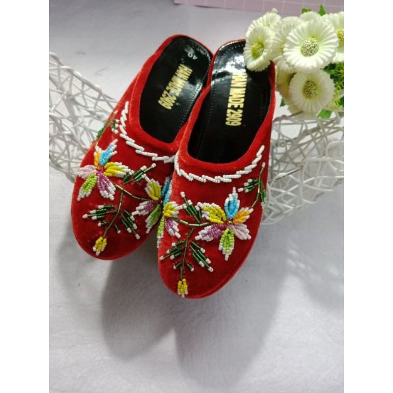 Đôi hài nử thêu xinh xắn