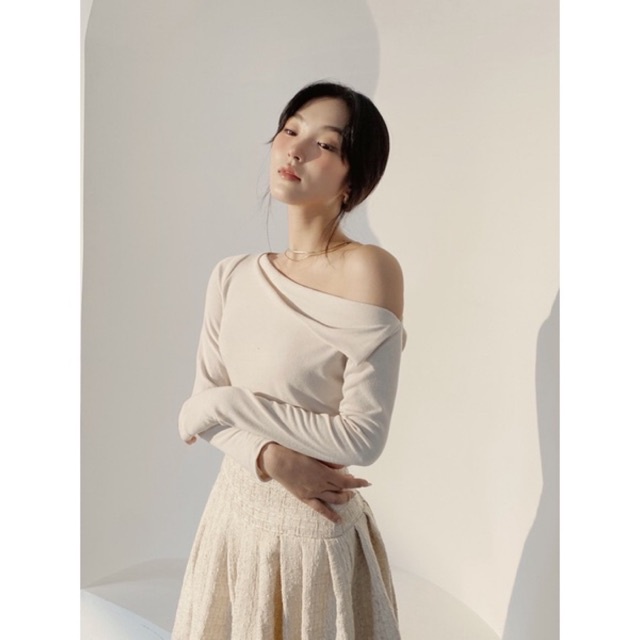 Áo len mịn dài tay H.I.U ROOM ,Lucie top lệch vai thanh lịch phong cách hàn quốc 2021. | BigBuy360 - bigbuy360.vn