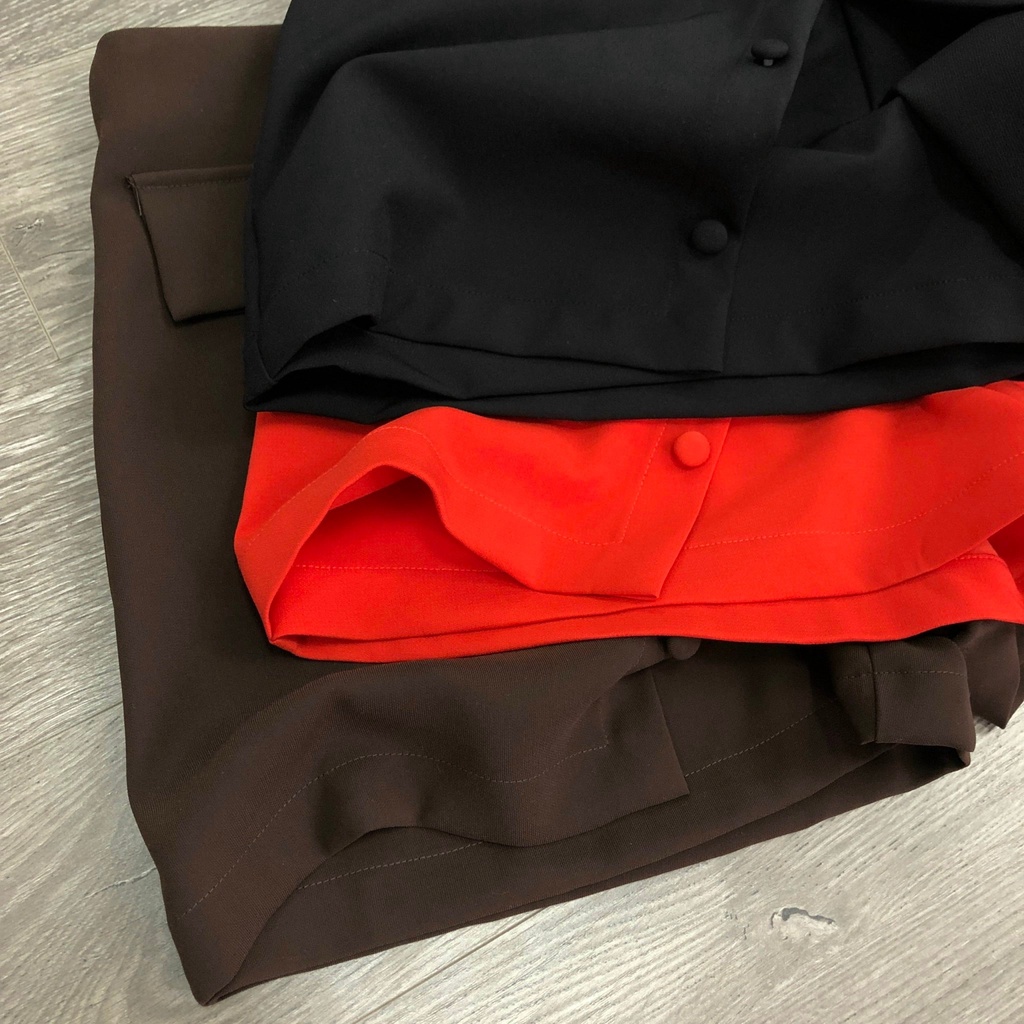 Short H0bbs Vạt đắp đính nút bọc