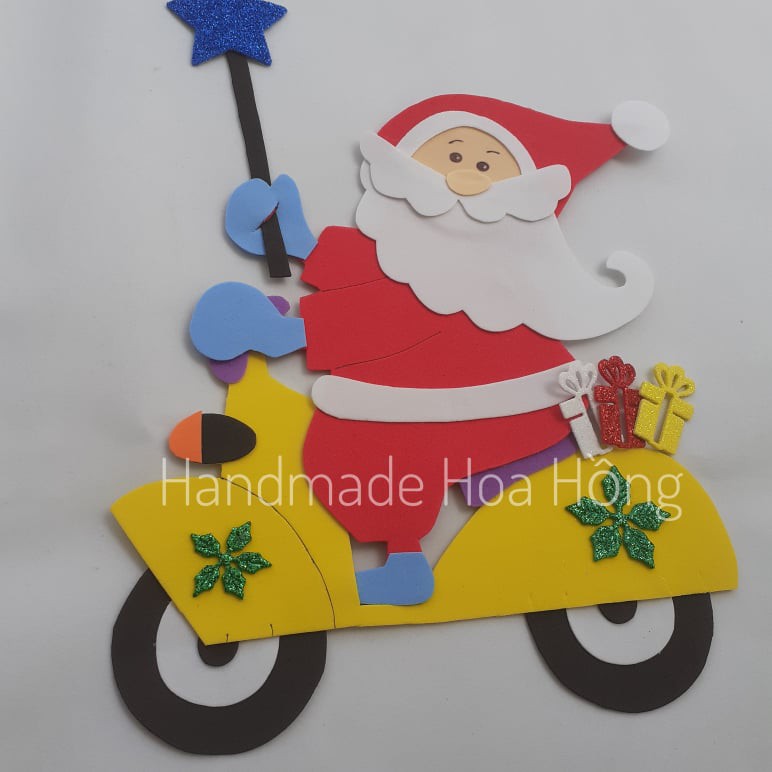 1 hình ông già noel chạy xe bằng giấy xốp, 30 x 21cm - Hình trang trí giáng sinh, noel, trang trí lớp học, mẹt dây mây