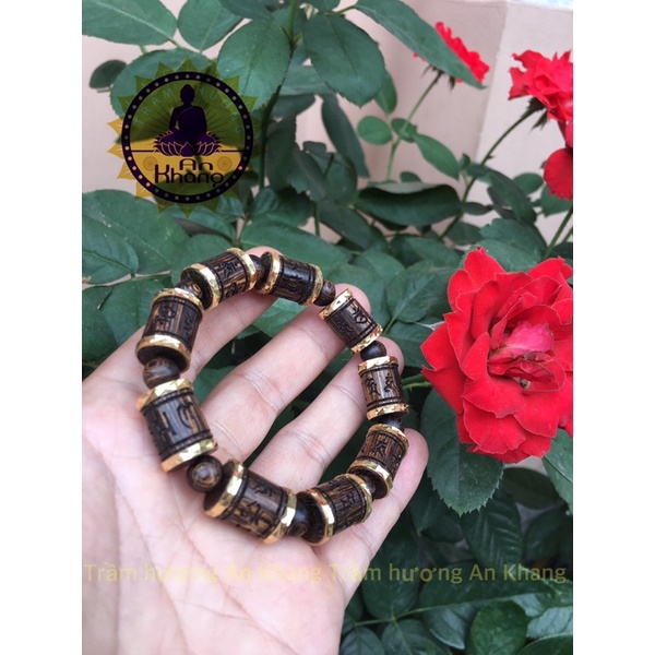 Vòng tay trầm hương sánh chìm khắc chú Tây tạng cao cấp .