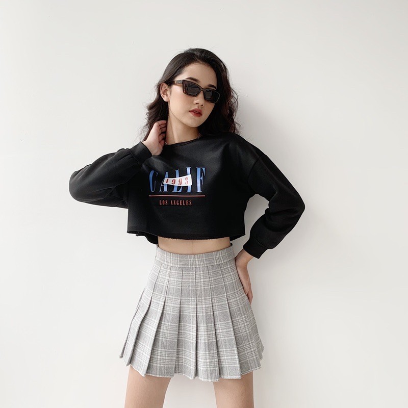 Áo nỉ croptop màu den in Cali 1993 (FFTW20W21SK) | BigBuy360 - bigbuy360.vn
