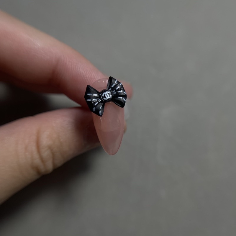 Charm nơ logo sang chảnh