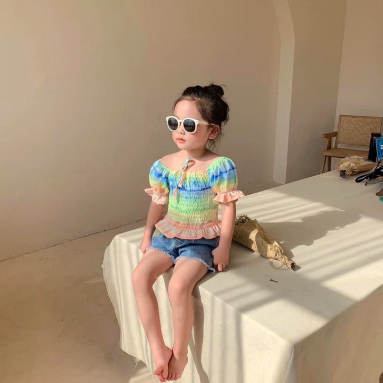 Set áo cầu vồng nhún + quần sooc jean.