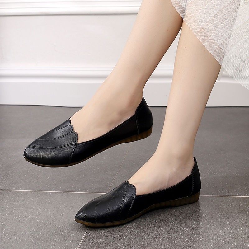 Giày lười nữ da mềm mũi tròn đế bệt cao 2cm đen kem