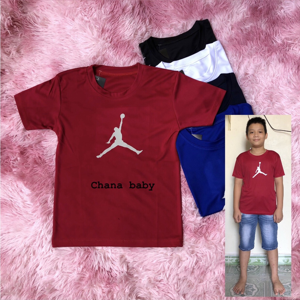 Áo thun trơn cộc tay cho bé trai, bé gái, kiểu dáng ép logo phản quang cậu bé bóng rổ chất thun lạnh size từ 15-50kg