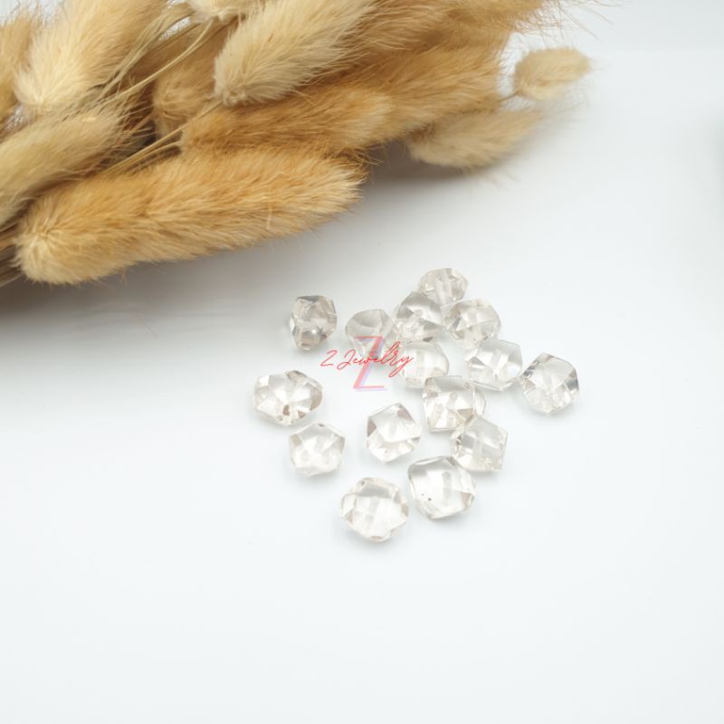 1 hạt đá lục giác trắng trong thiên nhiên