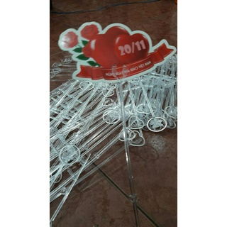 que cắm thiệp cài giỏ hoa