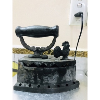 BÀN ỦI CON GÀ CŨ