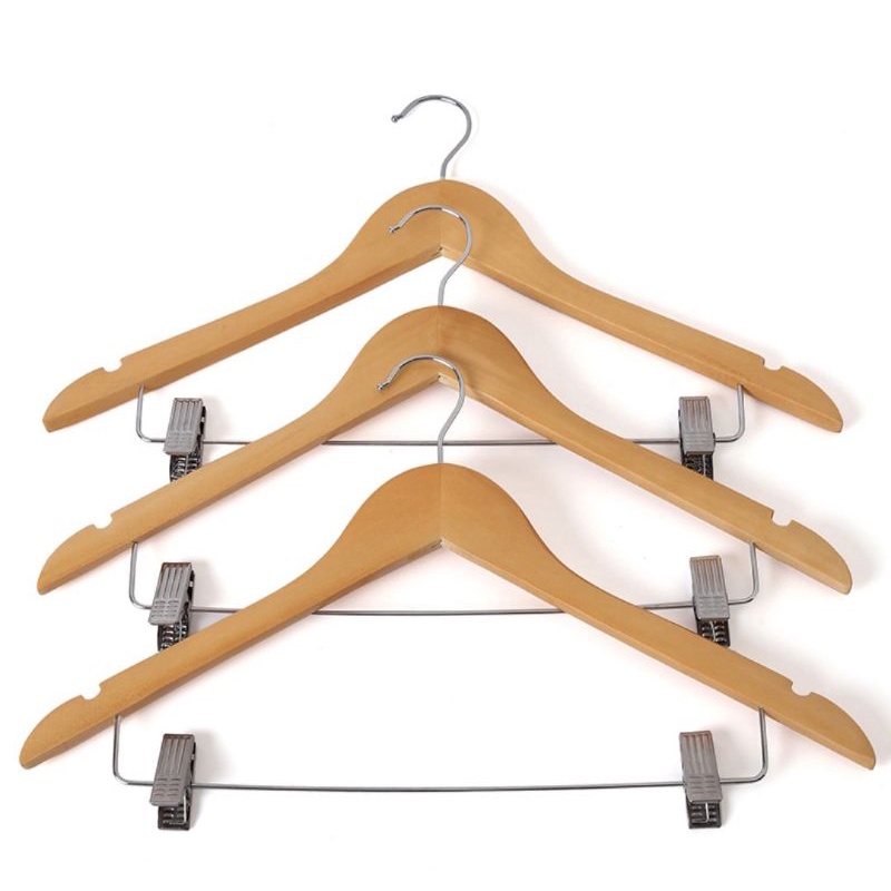 MÓC GỖ TAM GIÁC CÓ KẸP-MÓC TREO QUẦN ÁO BẰNG GỖ MÀU VÀNG VÀ MÀU NÂU CHO SHOP THỜI TRANG, KHÁCH SẠN