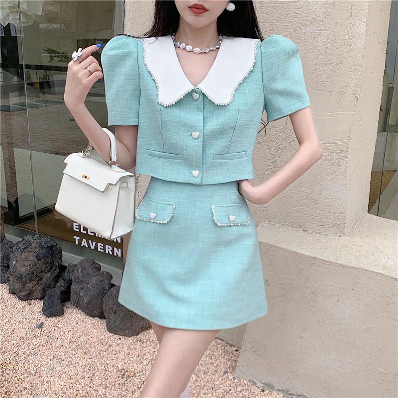 Set hai món gồm áo kiểu cổ búp bê dáng lửng tay phồng và chân váy ngắn lưng cao thời trang dành cho nữ (có bán lẻ)