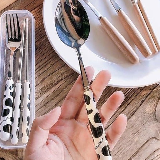 Bộ thìa muỗng đũa văn phòng inox cán màu BÒ SỮA có hộp đựng siêu đẹp