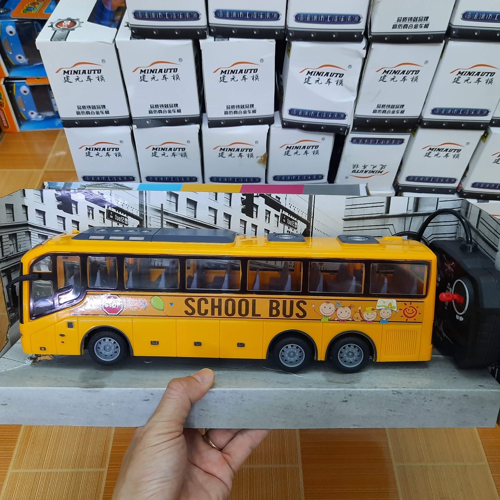 Mô hình xe buýt school bus điều khiển từ xa đồ chơi trẻ em sử dụng pin AA xe ô tô bằng nhựa tỉ lệ 1:30