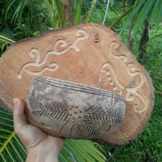 Thớt vú sữa ốp gáo dừa. Trên thớt vú sữa có khắc hoa văn luôn nha khách. Quá dễ thương, còn chần chừ gì mà không đặt nè.